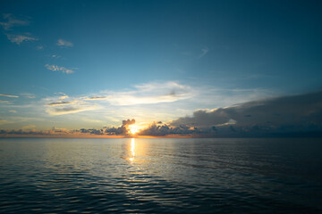 交通事故中没有出示警示三角架双方都处罚吗。需处罚多少？