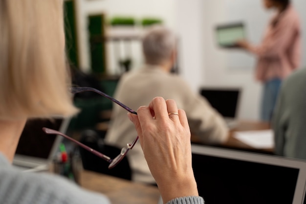 交通事故中没有出示警示三角架双方都处罚吗。需处罚多少？